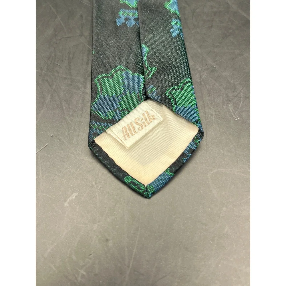 Vintage All Silk Necktie Crown Shield Crest Patterned Mens Tie 52